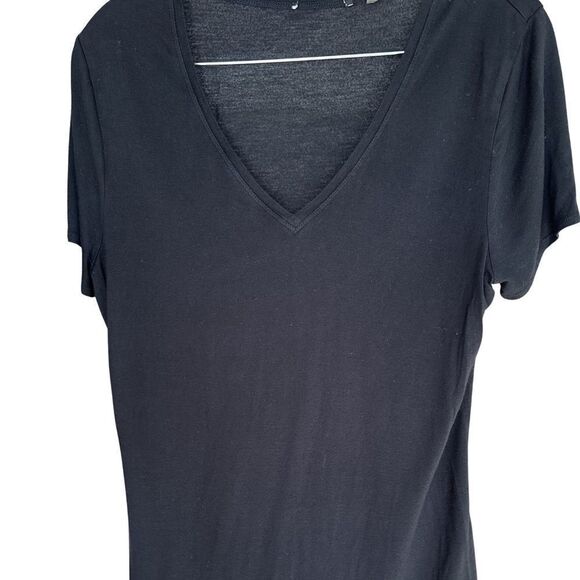 Black V-Neck Short Sleeve Top SOFT!!!  Lightweight  Size Large - Picture 2 of 6